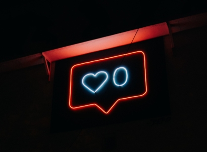 Neon sign with a heart and a zero in a speech bubble.