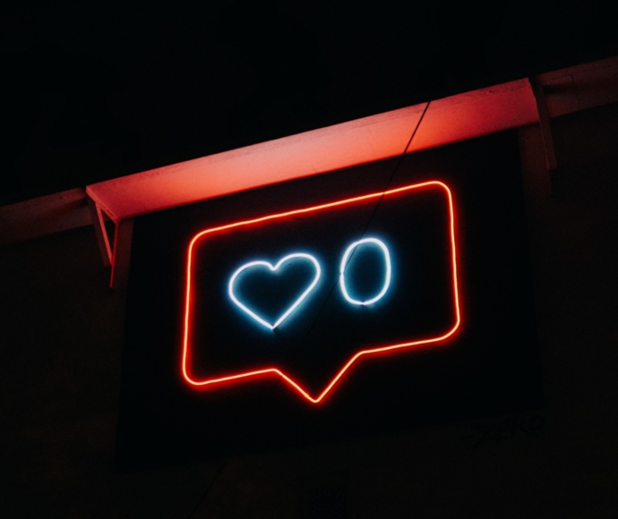 Neon sign with a heart and a zero in a speech bubble.