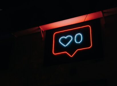Neon sign with a heart and a zero in a speech bubble.